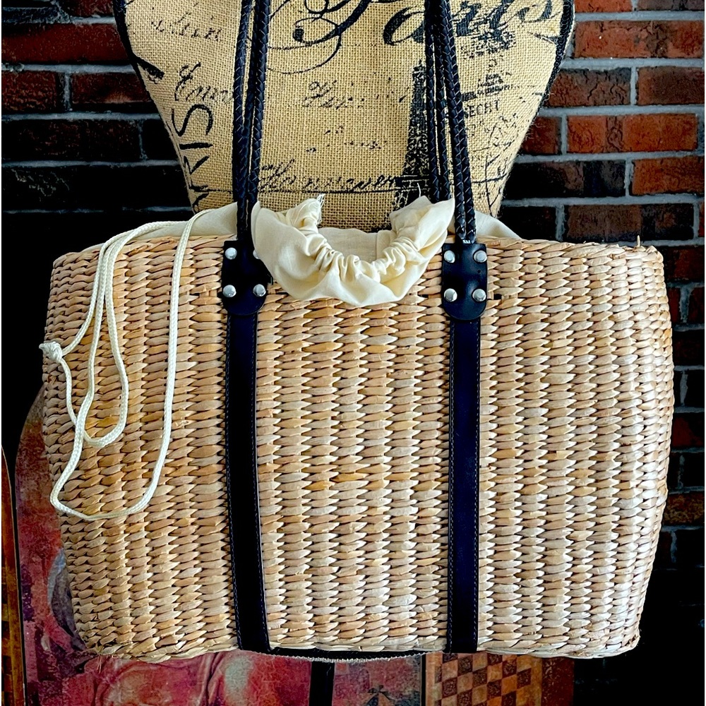 Pretty natural straw draw string closure tote bag.
